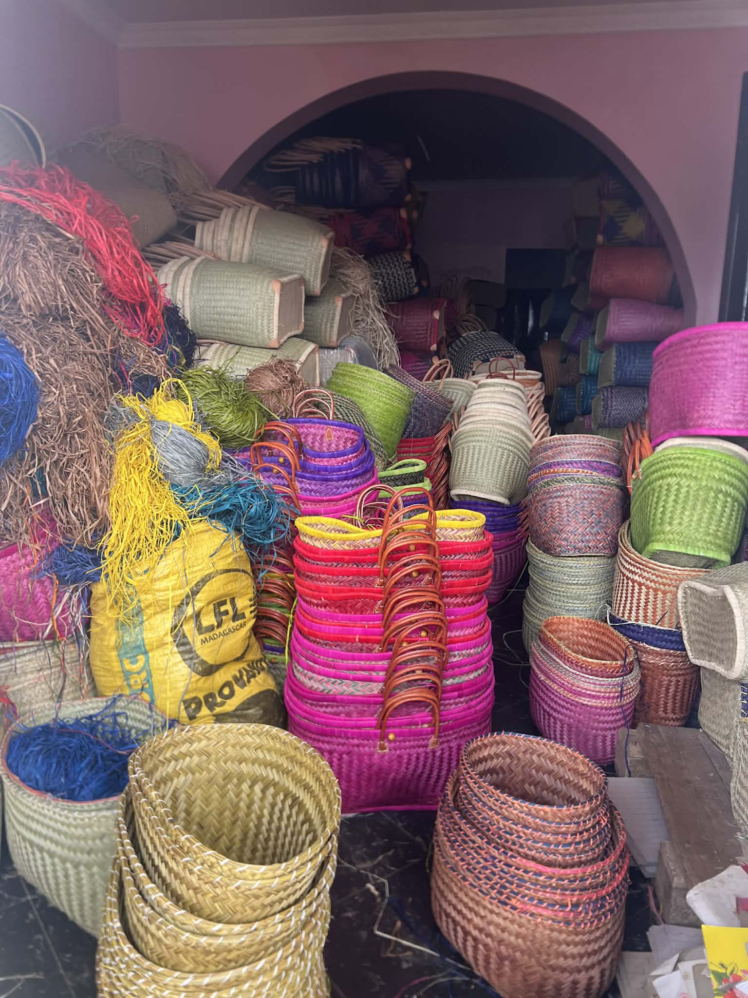 Artisans fabricant vannerie dans atelier Madagascar